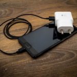 Quelles sont les différentes manières de recharger la batterie de mon smartphone Samsung ?
